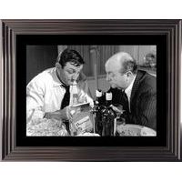 Affiche encadrée Noir et Blanc: Les Tontons Flingueurs - Scène en Cuisine - 50x70 cm (Cadre Glascow)
